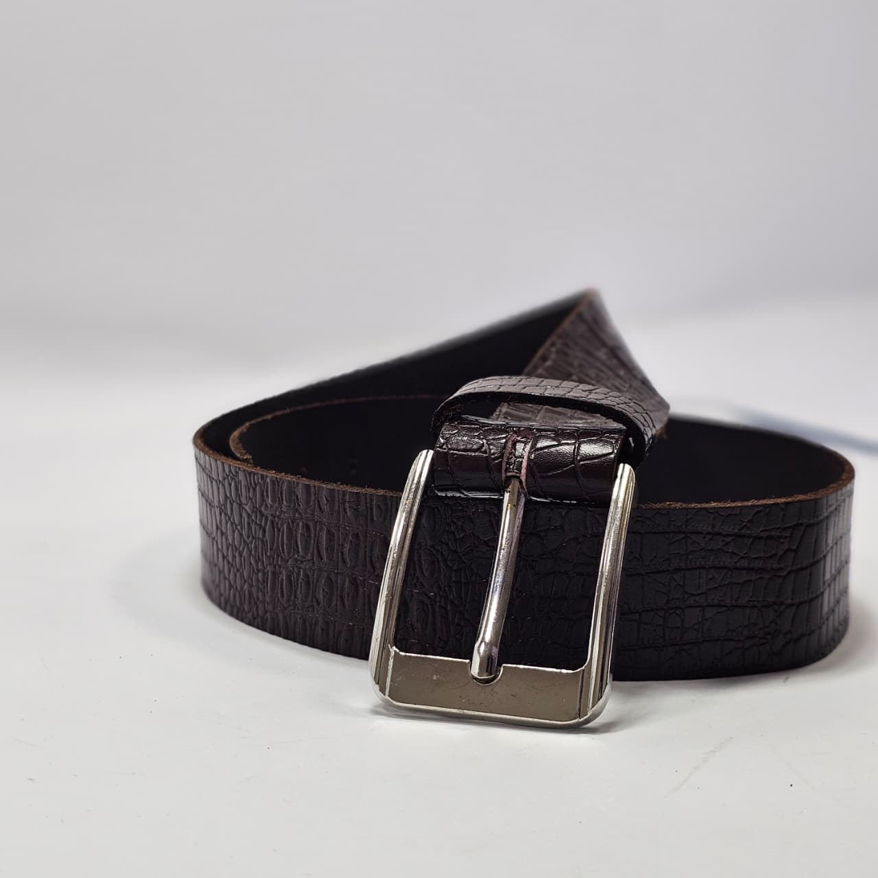 Crocodile Texture Elegance-Turn every outfit into a statement with our premium crocodile finish belt.