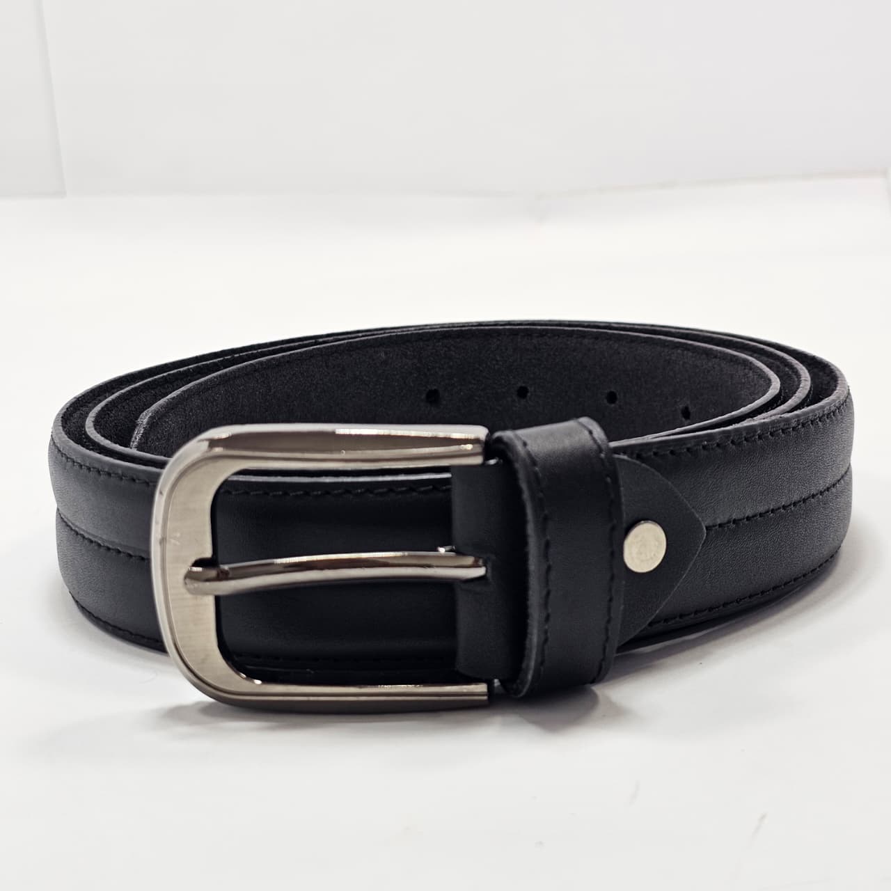 Majestic Belt – Wear the Crown of Style Premium leather, timeless design, and unmatched durability.